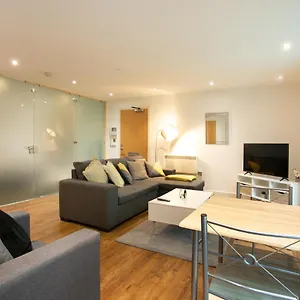 Apartment Spacious 2 Bed Apt W Parking, Close To Centre